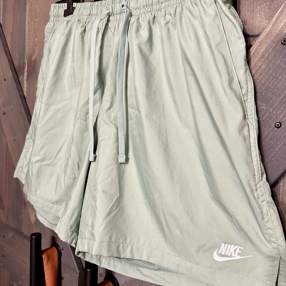 Nike Men Shorts - Picture 2 of 4